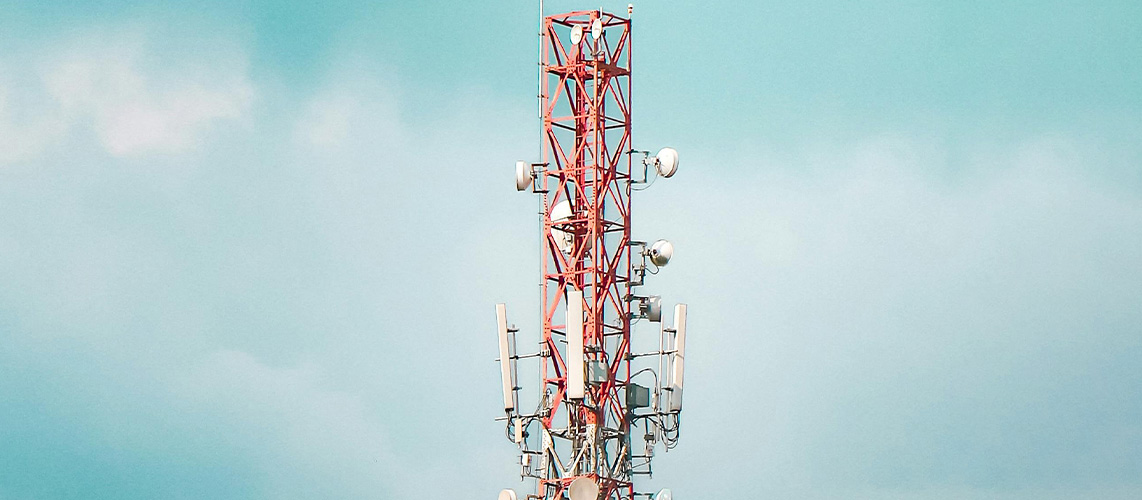 antenne relais rouge ciel bleu