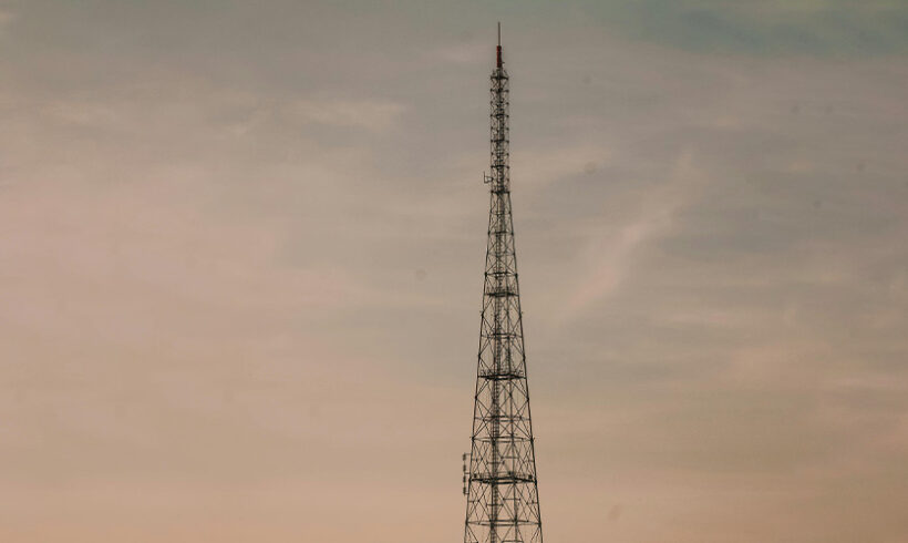 Antenne relais: l’action tendant à obtenir l’enlèvement d’une station radioélectrique régulièrement autorisée par l’autorité administrative relève de la compétence du juge administratif