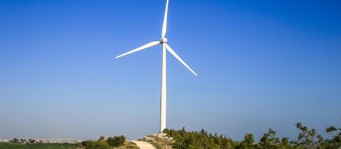 éolienne ciel bleu butte