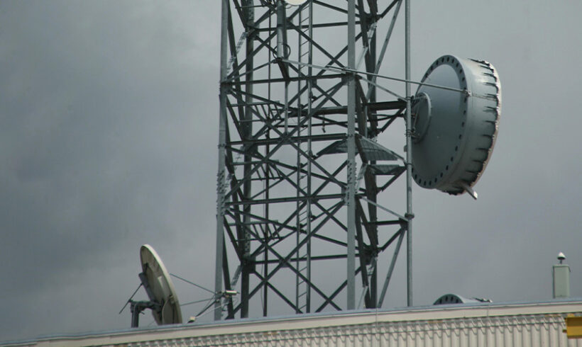 Antenne relais sur un bâtiment existant : la soumission à déclaration préalable ou permis de construire ne dépend pas de la hauteur de l’antenne  (CE, 30 avril 2014)