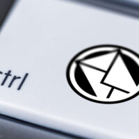 Urbanisme: la notification d&rsquo;un pourvoi en cassation à l&rsquo;adresse de l&rsquo;avocat à la Cour est vue comme respectant l&rsquo;article R600-1 CU (CE, 15 oct.2014)