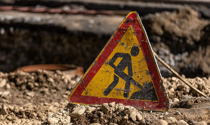 Urbanisme: le bénéficiaire d&rsquo;un permis attaqué ne peut se prévaloir d&rsquo;une date antérieure à celle mentionnée dans la déclaration d&rsquo;achèvement pour opposer une irrecevabilité (CAA Lyon, 13 nov. 2014)