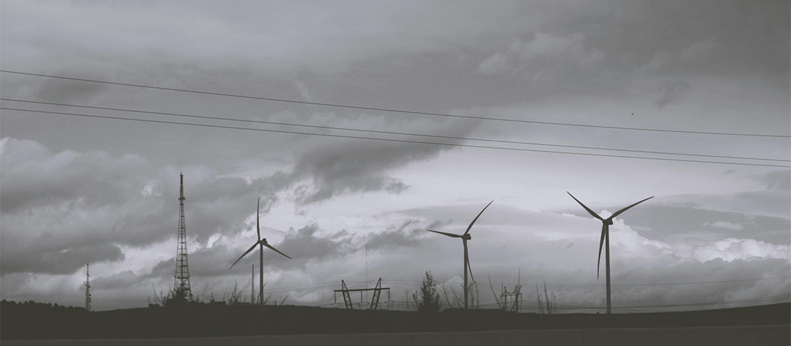 éoliennes ciel gris
