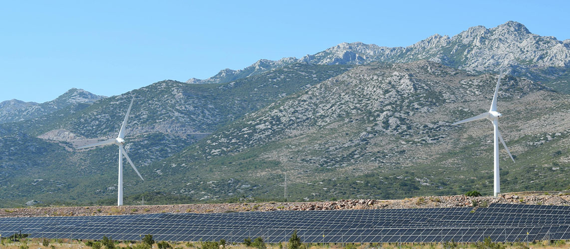 éoliennes panneaux solaires montagne