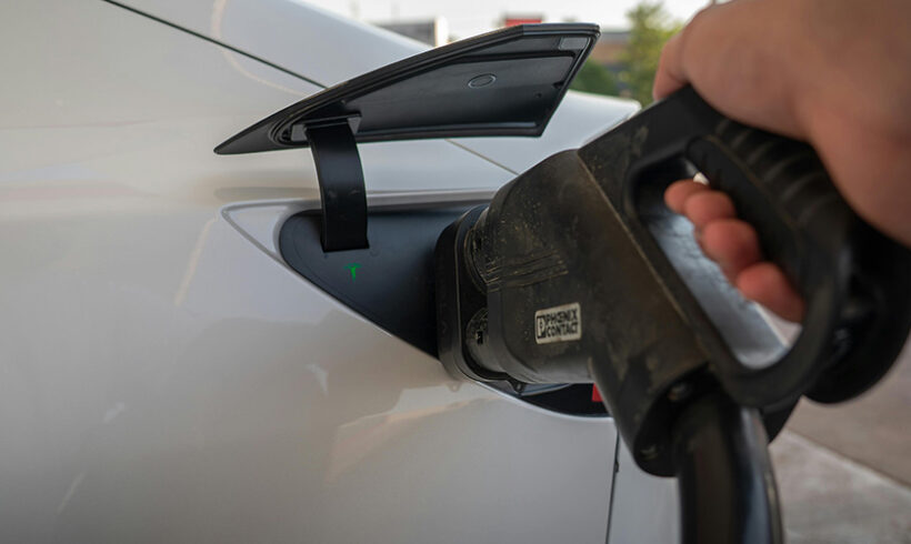 Véhicules électriques : c’est mieux avec une prise !