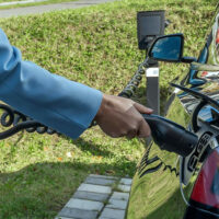 Bornes de recharge électrique sur les autoroutes : un décret pour accélérer leur déploiement