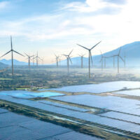 Éolien et solaire : vers une dispense communautaire d’évaluation environnementale ?