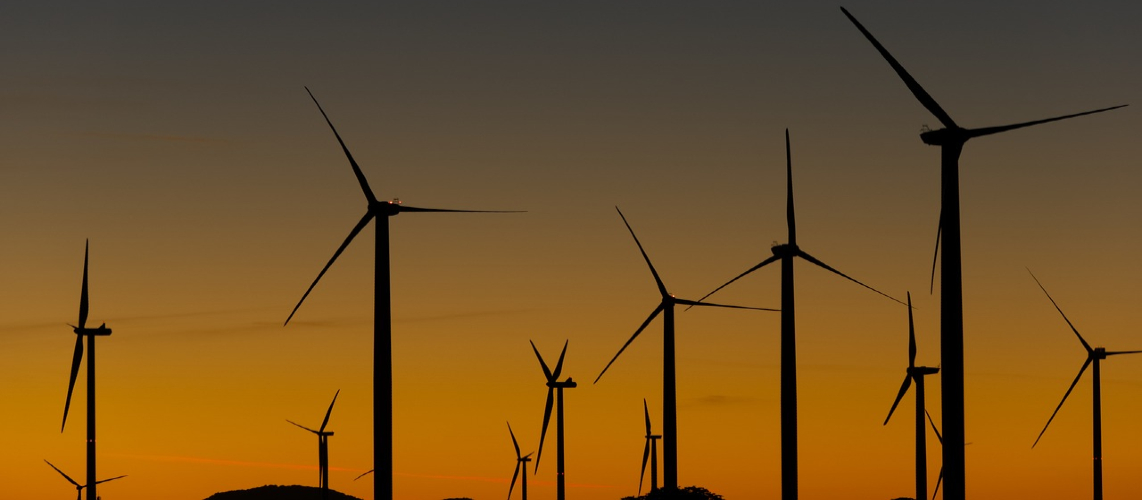 éoliennes sous un coucher de soleil