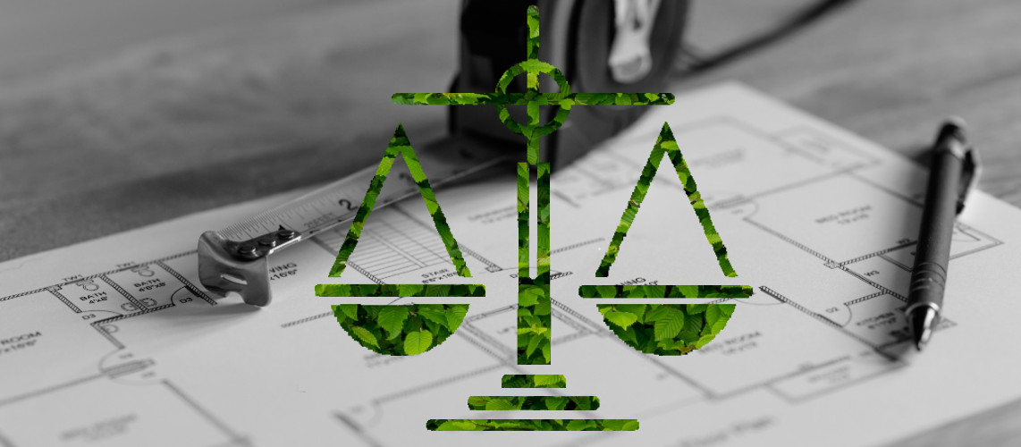 une balance verte devant un plan de construction